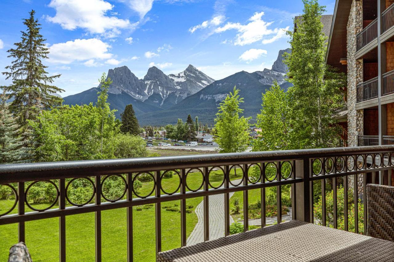 Outstanding Mountain Condo Waterslide And Hot Tub Managed By Little Sister Getaways Канмор Екстериор снимка