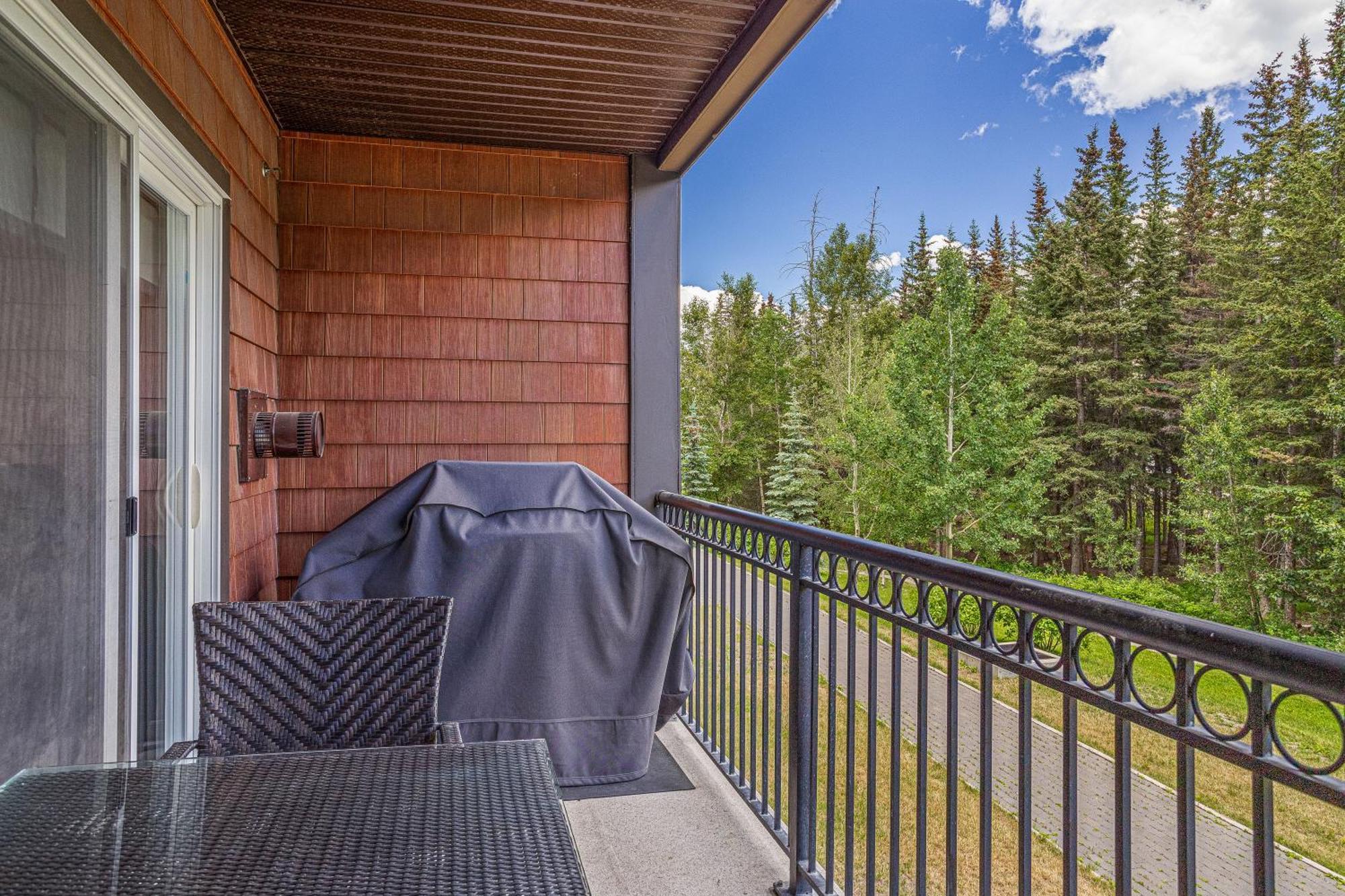 Outstanding Mountain Condo Waterslide And Hot Tub Managed By Little Sister Getaways Канмор Екстериор снимка