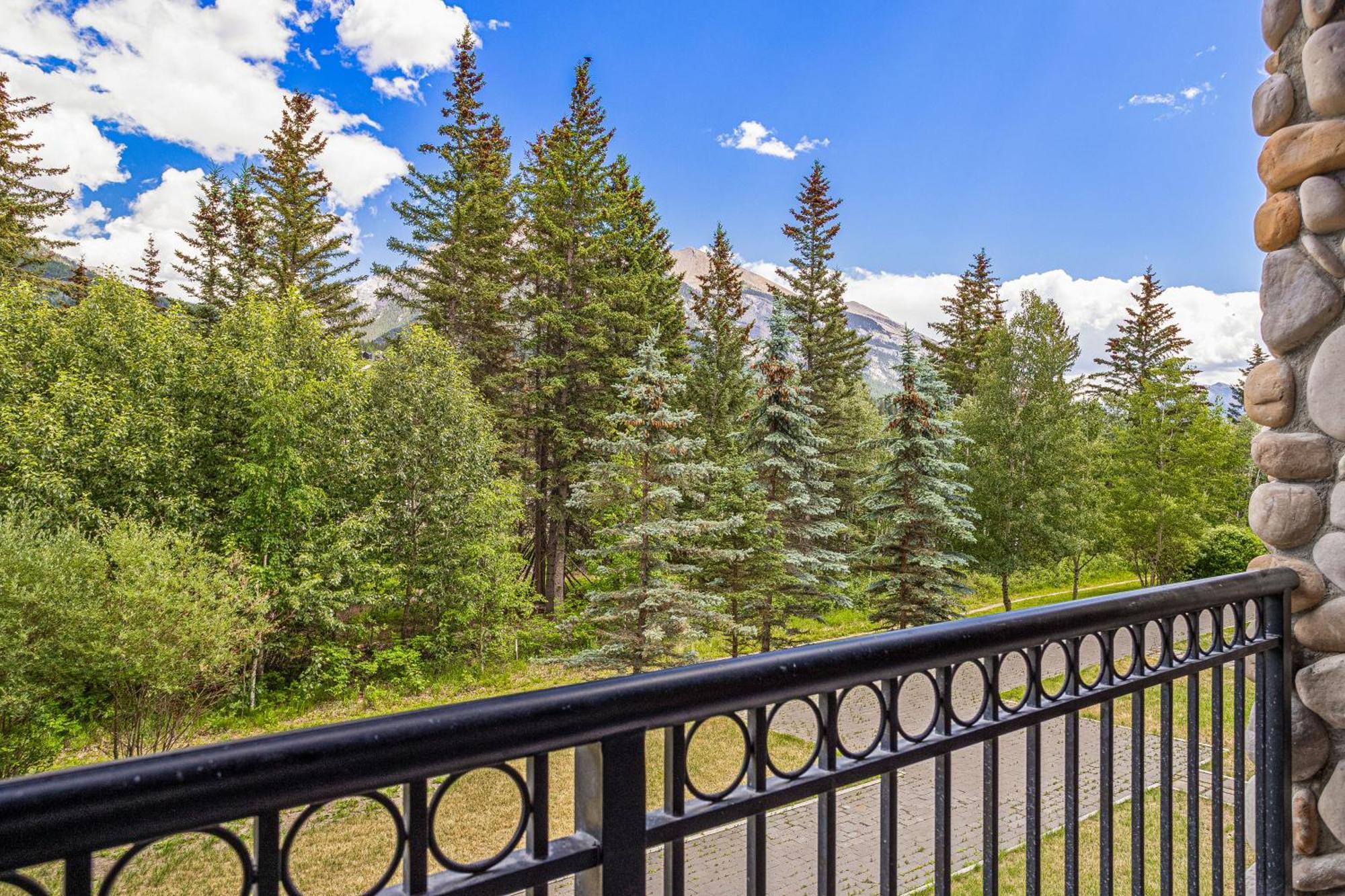 Outstanding Mountain Condo Waterslide And Hot Tub Managed By Little Sister Getaways Канмор Екстериор снимка