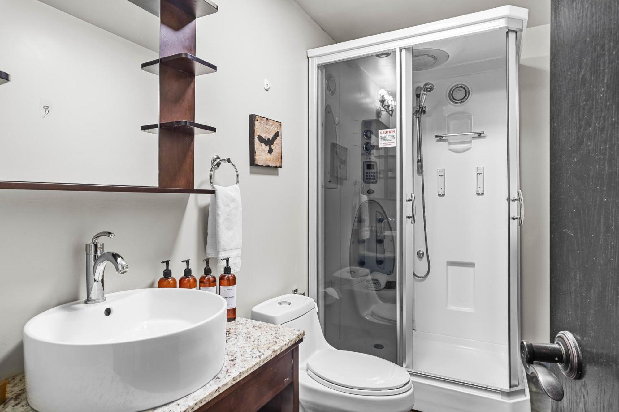 Outstanding Mountain Condo Waterslide And Hot Tub Managed By Little Sister Getaways Канмор Екстериор снимка
