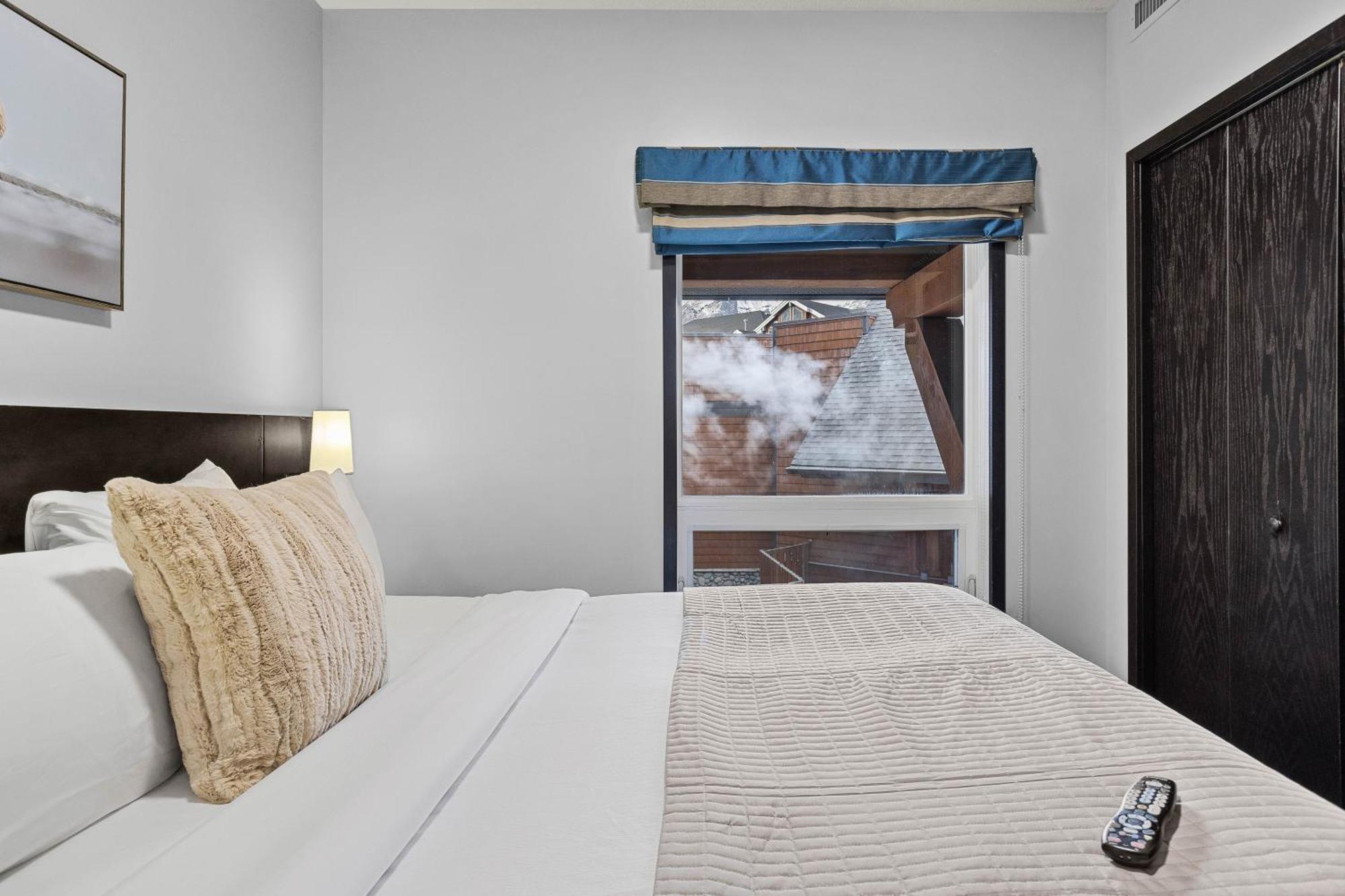 Outstanding Mountain Condo Waterslide And Hot Tub Managed By Little Sister Getaways Канмор Екстериор снимка